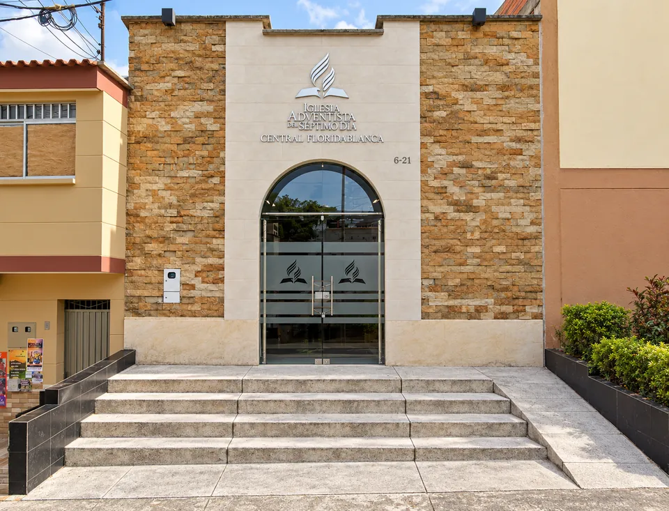 Fachada de la Iglesia Adventista Central Floridablanca, fotografía retocada